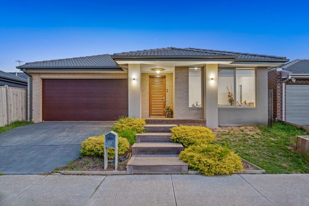 Exquisite Living at 22 Corroboree Street: A Perfect Blend of Comfort and Convenience